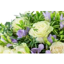 Kytice růží s fréziemi